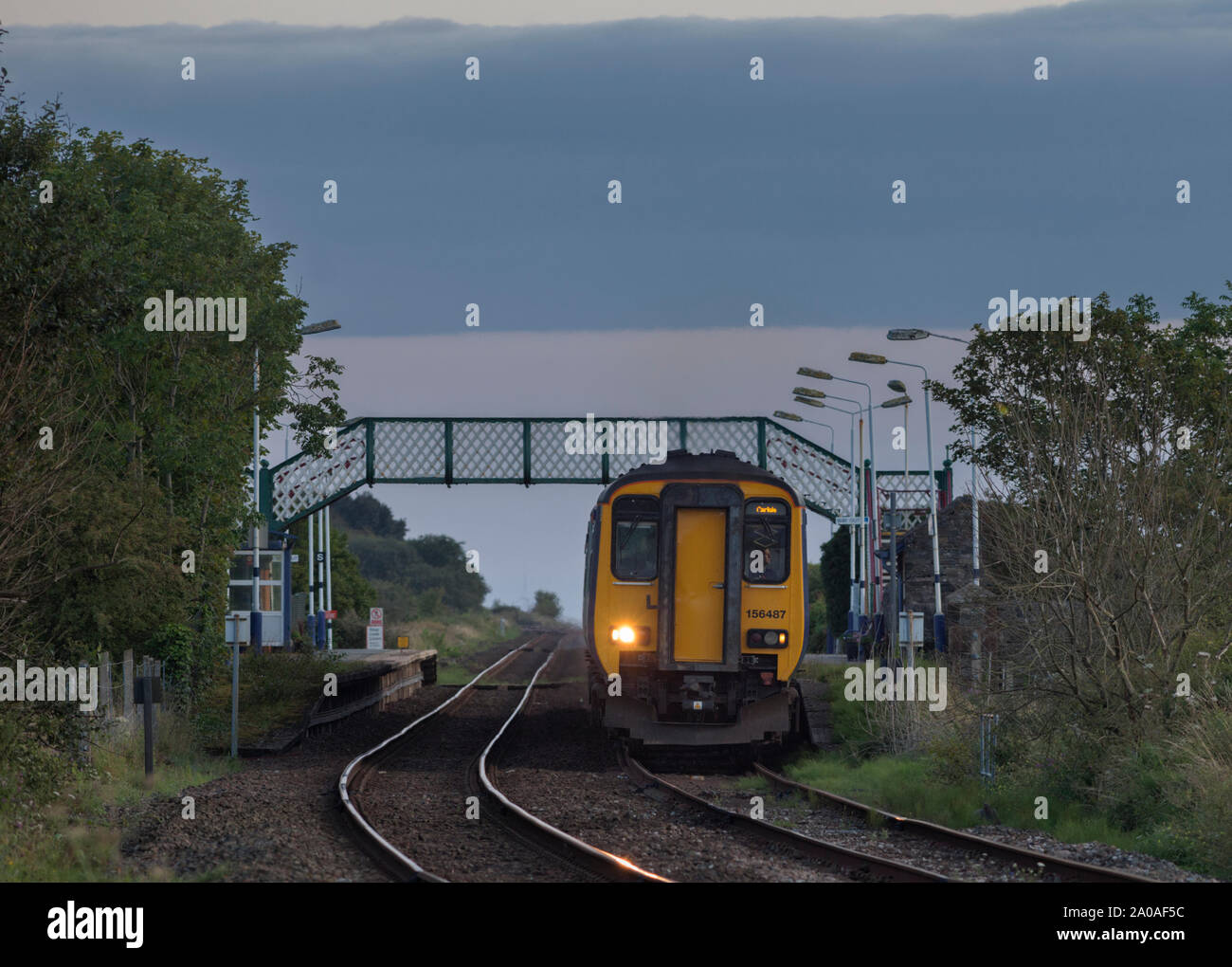 Nord classe rampa 156 sprinter treno a Kirkby In Furness stazione ferroviaria sulla costa di pennini linea ferroviaria Foto Stock