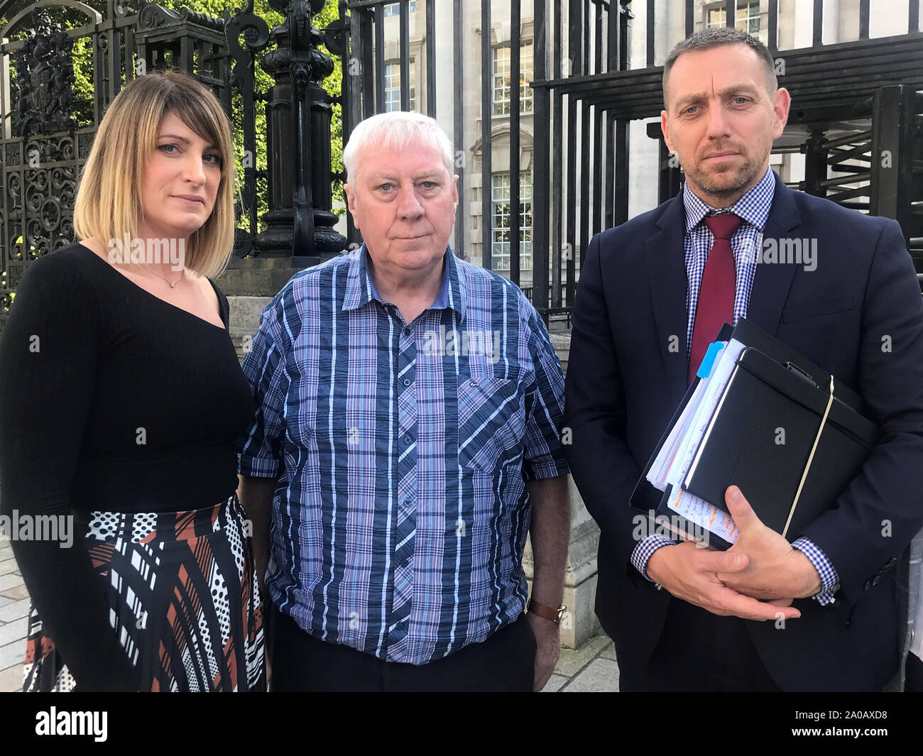 Jim Coney (centro) il cui fratello Gerardo è stato ucciso come ha tentato di sottrarsi alla lunga Kesh campo di prigionia nel 1974, raffigurato con Sinn Fein MLA Linda Dillon (sinistra) e solicitor Padraig O'Muirigh. Il caso di Hugh Gerard Coney, 24, da Coalisland, Co Tyrone era uno dei sei menzionato a Belfast Coroner's Court il giovedì. Foto Stock