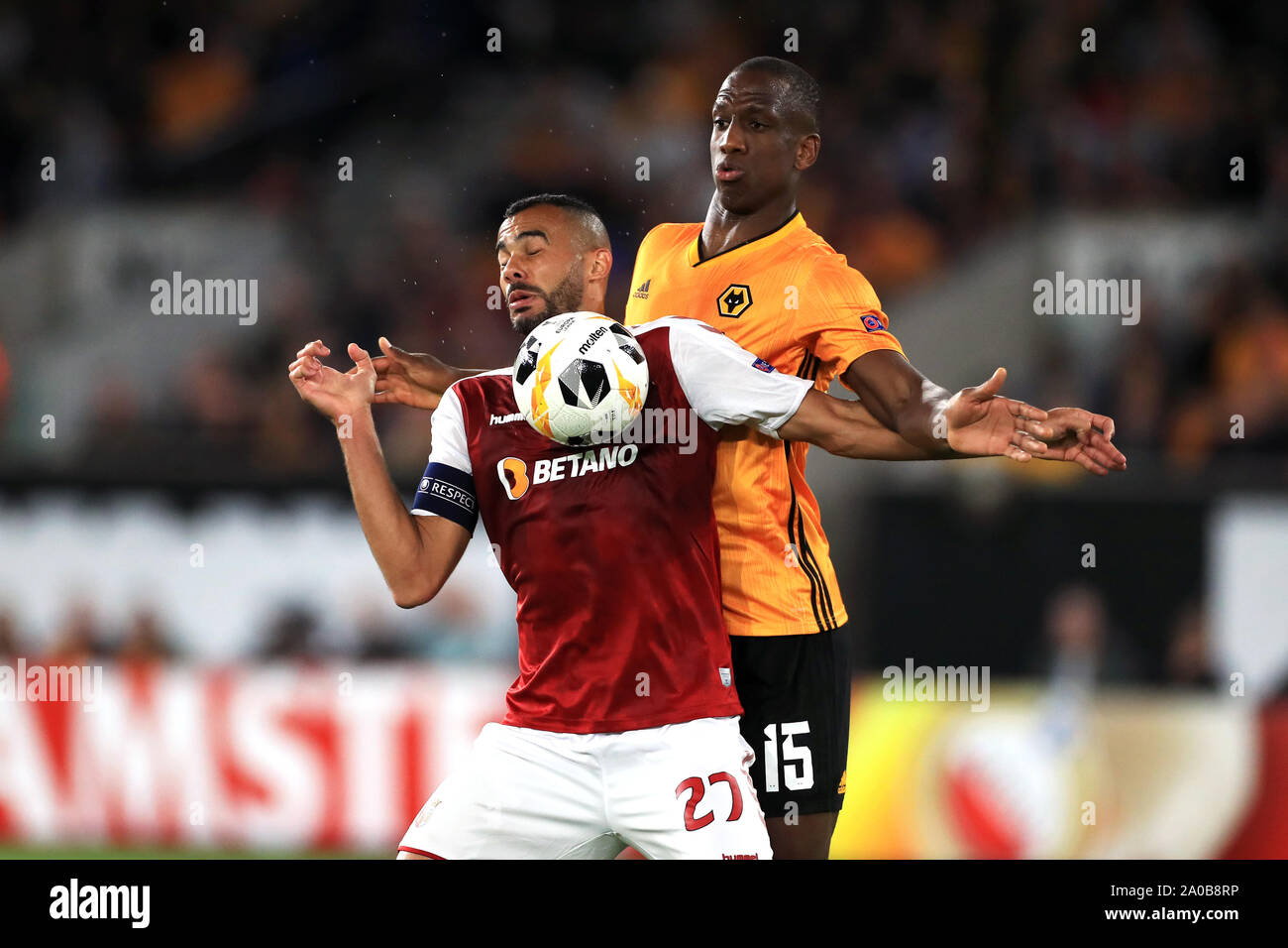 SC Braga's Fransergio (sinistra) e Wolverhampton Wanderers di Willy Boly battaglia per la sfera durante la UEFA Europa League gruppo K corrisponde al Molineux Stadium, Wolverhampton. Foto Stock