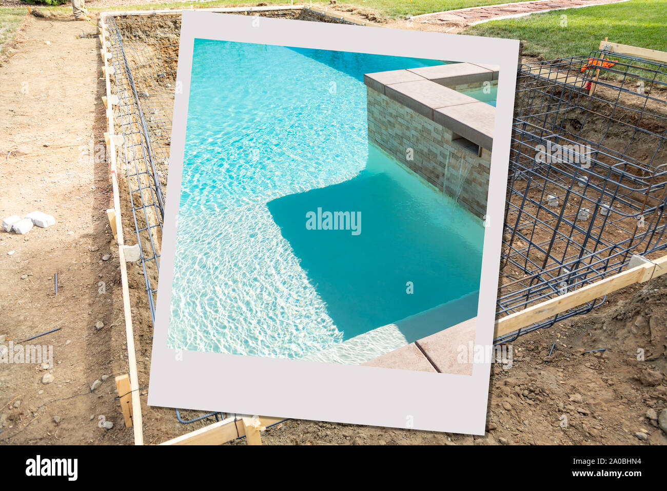 Piscina costruzione sito con foto in Photo Frame contenente progetto finito Foto Stock