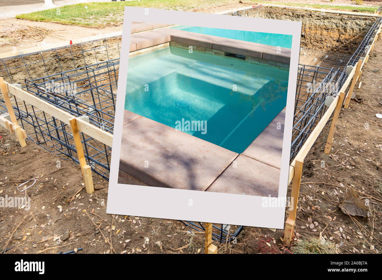 Piscina costruzione sito con foto in Photo Frame contenente progetto finito Foto Stock