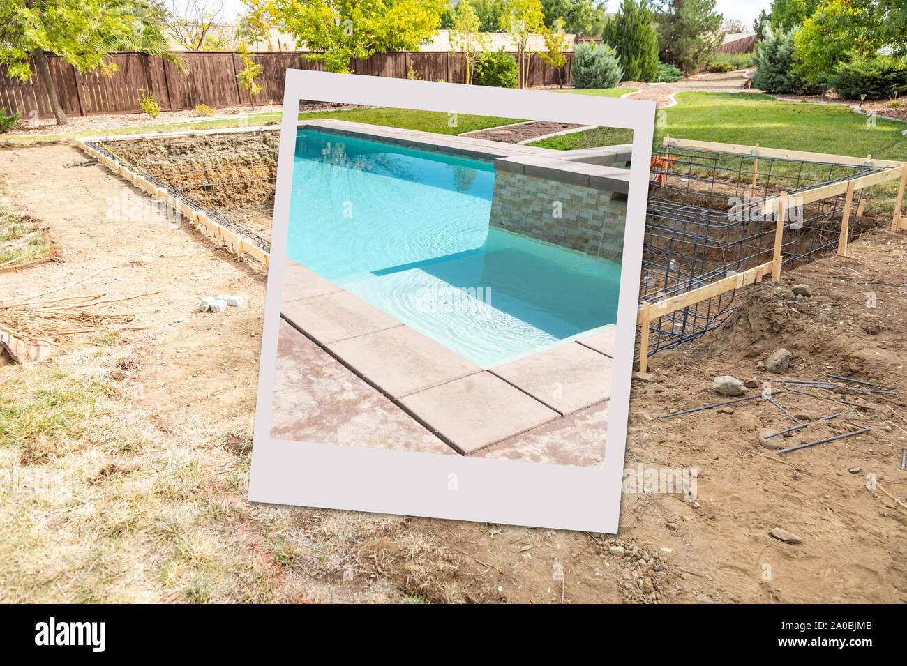 Piscina costruzione sito con foto in Photo Frame contenente progetto finito Foto Stock