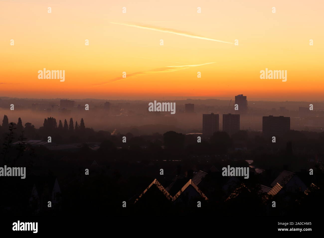 Leeds skyline durante una nebbiosa alba Foto Stock