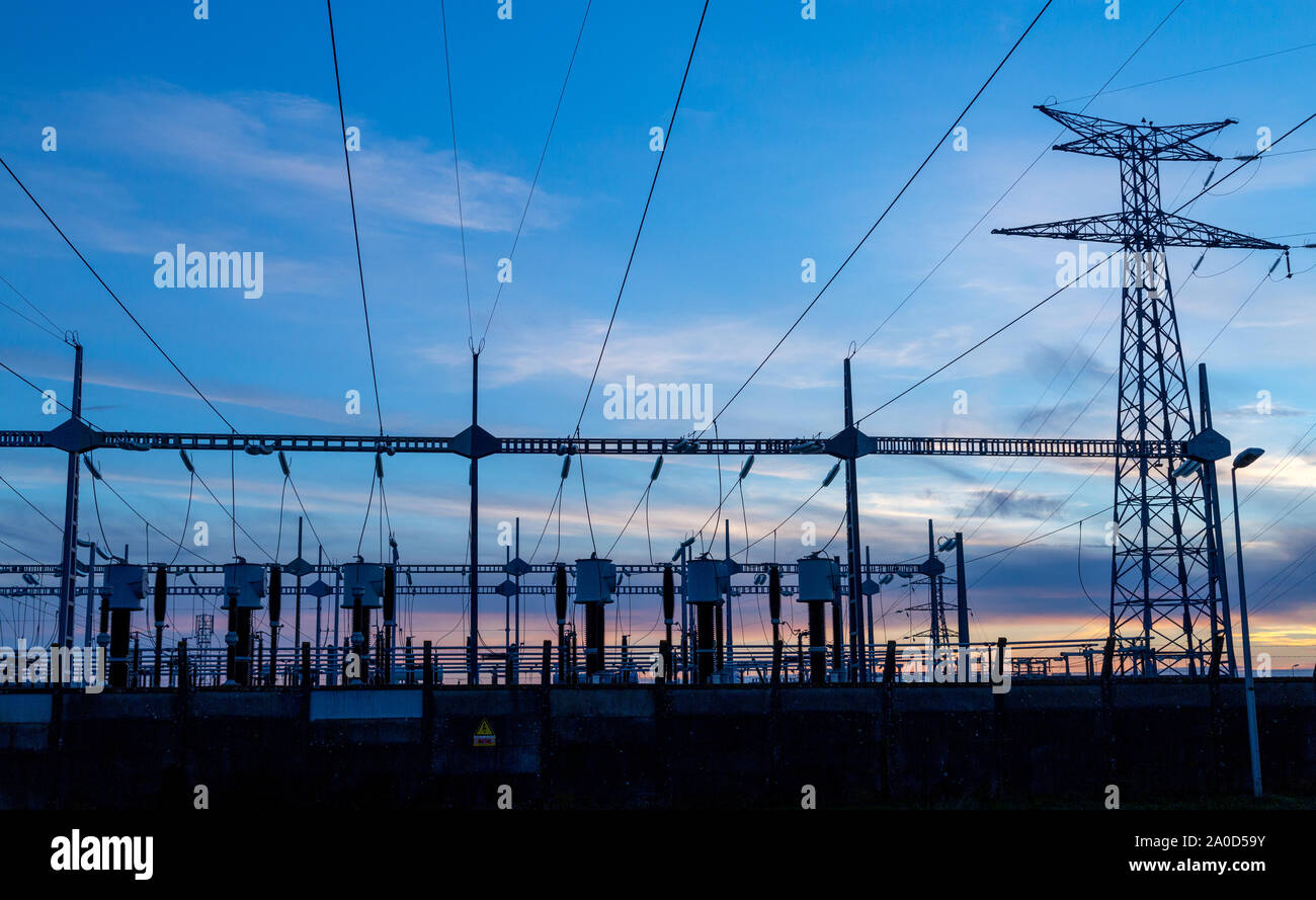 Le linee elettriche ad alta tensione alla distribuzione di energia elettrica alla stazione con il collegamento dei fili Foto Stock