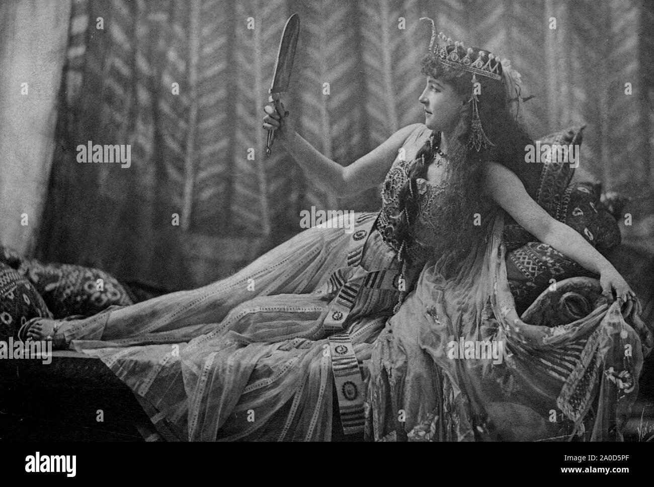 Emilie Charlotte Langtry (née Le Breton; 13 Ottobre 1853 - 12 febbraio 1929), noto come Lillie (o) Lily Langtry e soprannominato 'il Jersey Lily', era un socialite angloamericano, attrice e produttore. Foto Stock