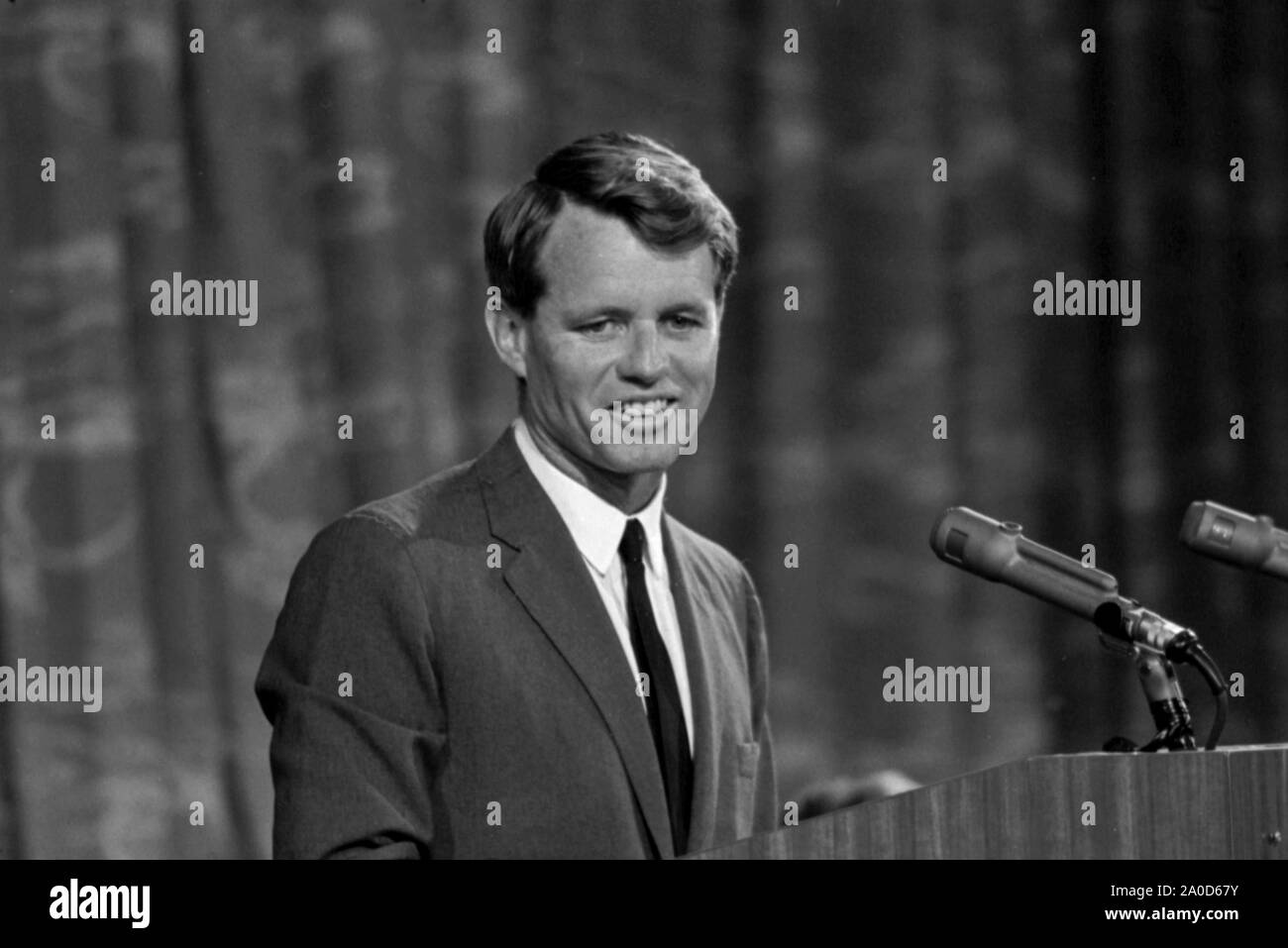 Robert F. - Bobby - indirizzi di Kennedy il comitato nazionale Democratic platform comitato nel 1964 al Boardwalk Hall di Atlantic City, New Jersey. Foto Stock