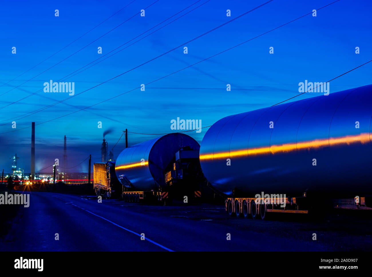 Vista notturna sulla raffineria di petrolio unità in campagna Foto Stock