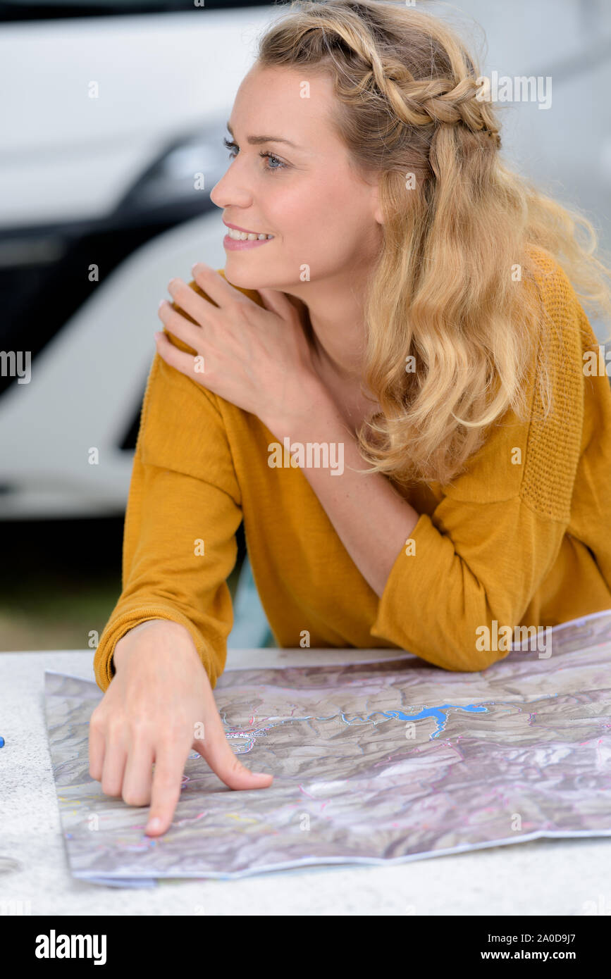 "Bella giovane ragazza di viaggiatori esplorare la mappa turistica Foto Stock