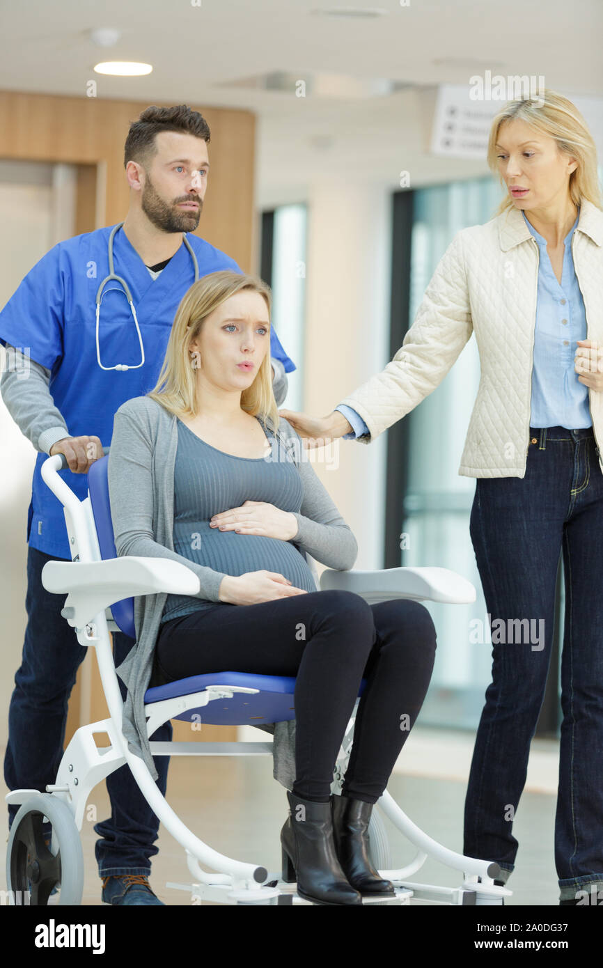 Mamma incoraggia la figlia prima di entrare nella camera di lavoro Foto Stock