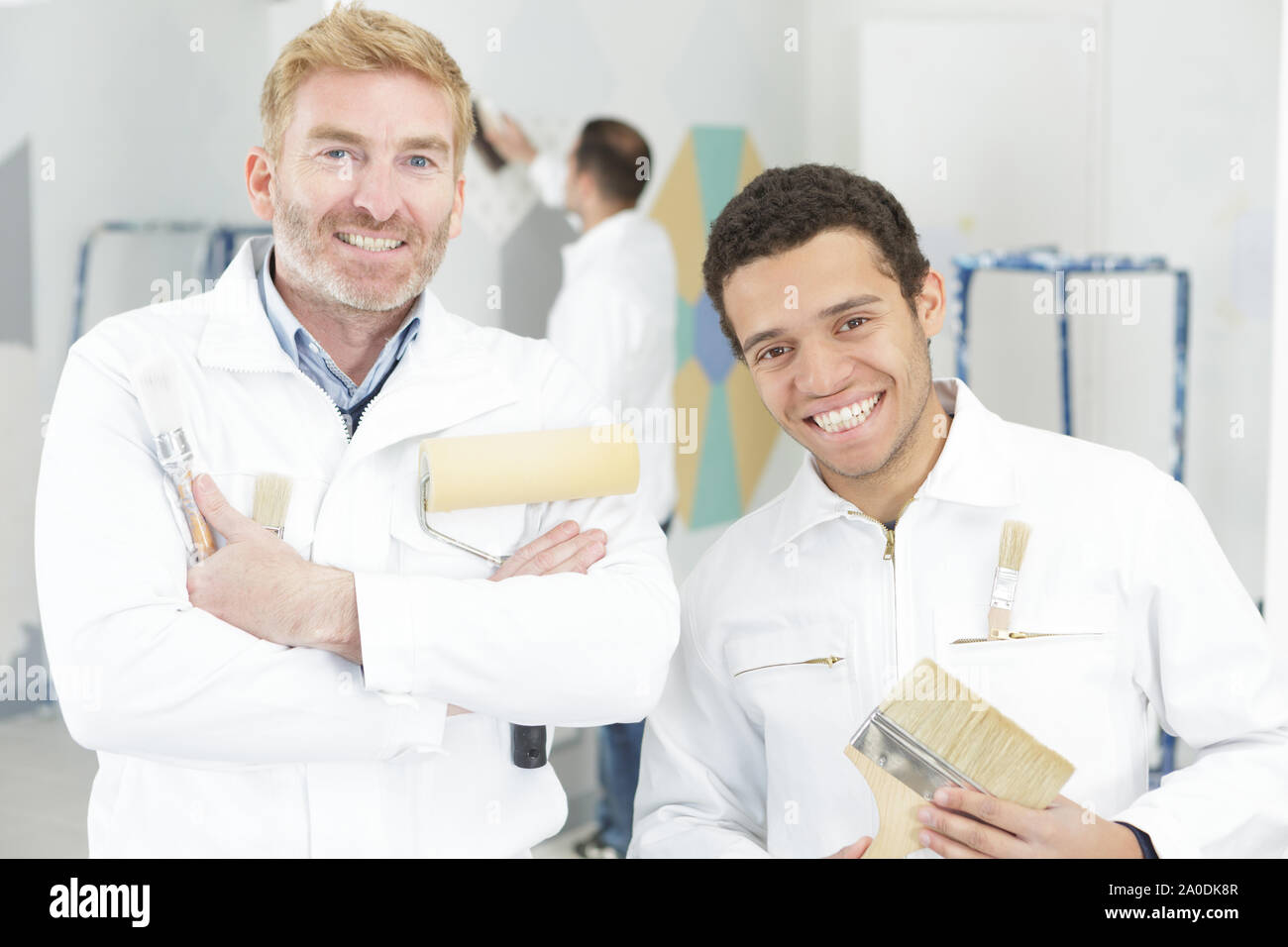 Professional rinnovamento interiore equipaggio al lavoro a casa Foto Stock
