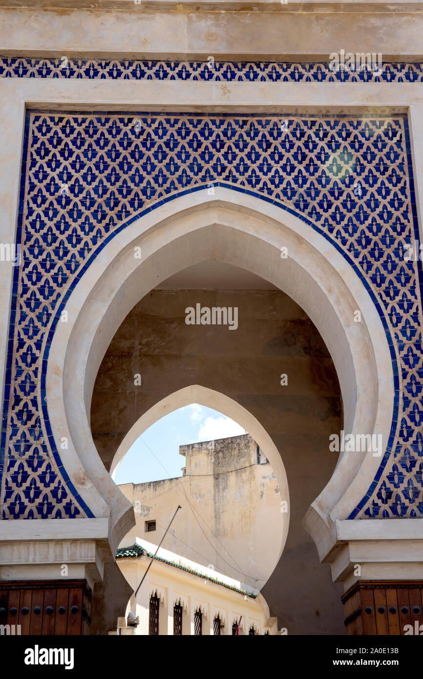 Una delle tante belle voci nella Medina di Fez, Marocco Foto Stock