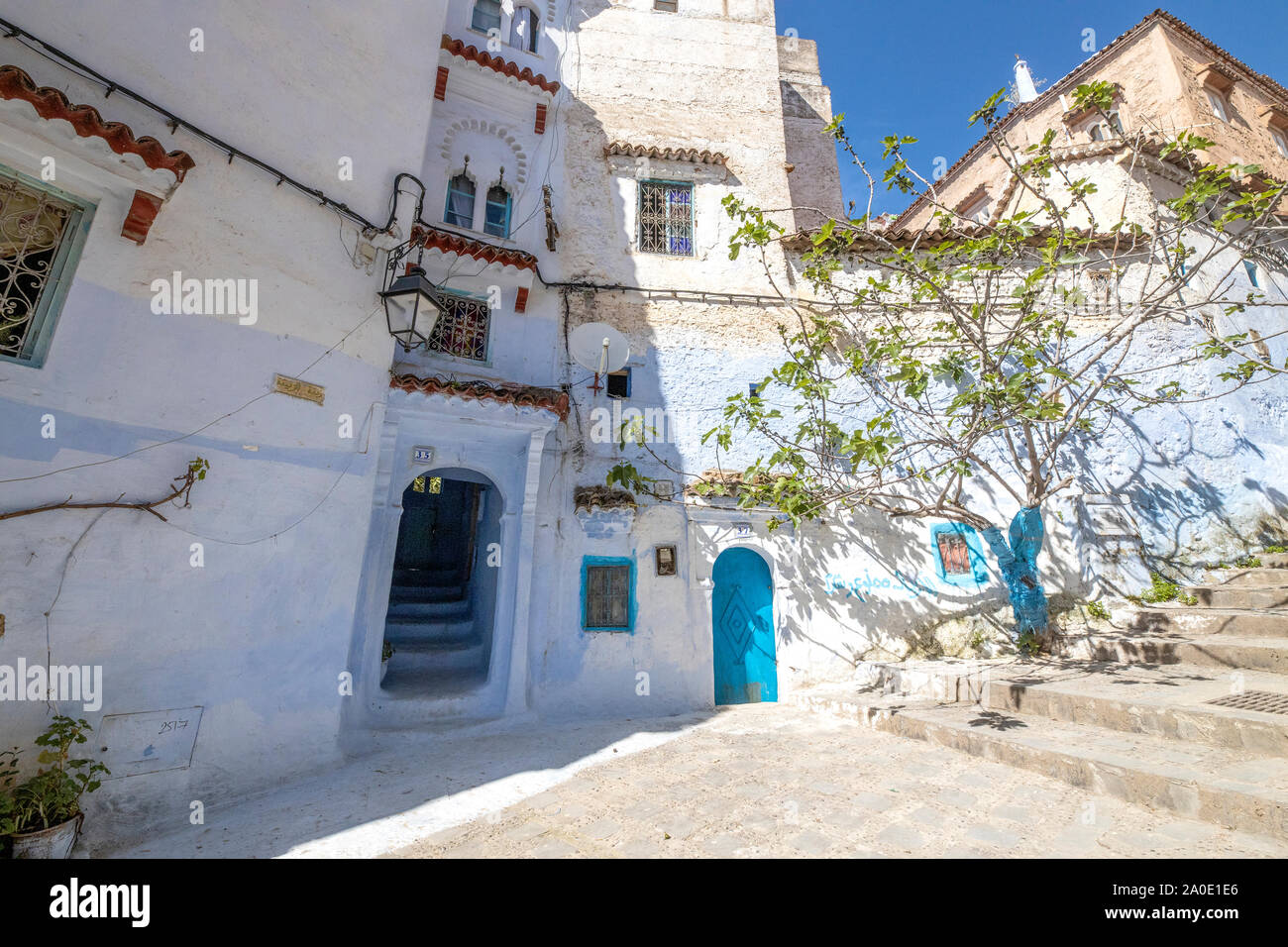 Un cortile in zona residenziale di Chefchaouen, Marocco. Questa città, una grande attrazione turistica ora è famosa per la quantità di blu utilizzato in tutto Foto Stock