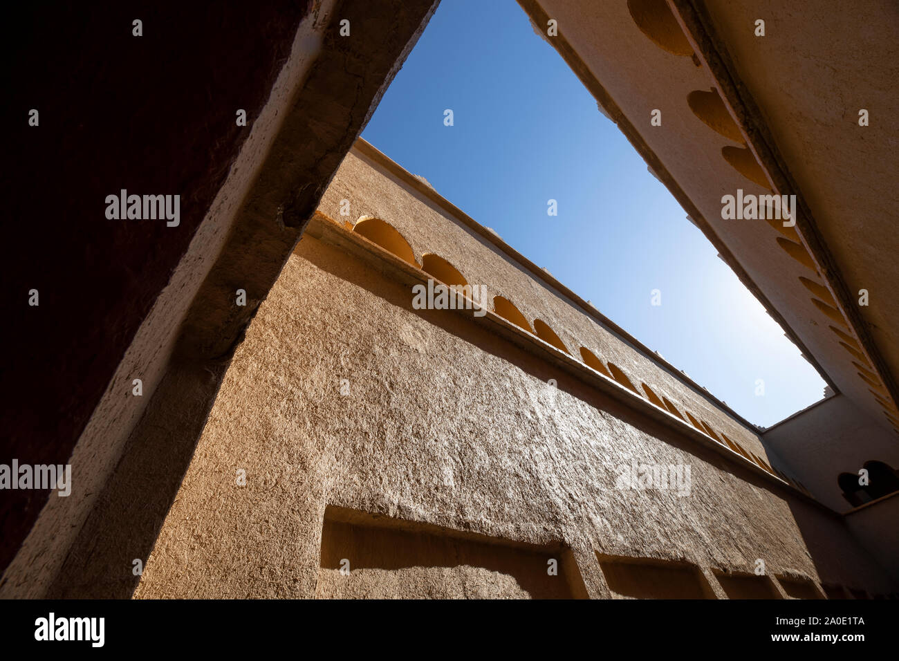 Angoli acuti e archi in un tipico stile di architettura marocchina. Si tratta di Merzouga, Marocco Foto Stock