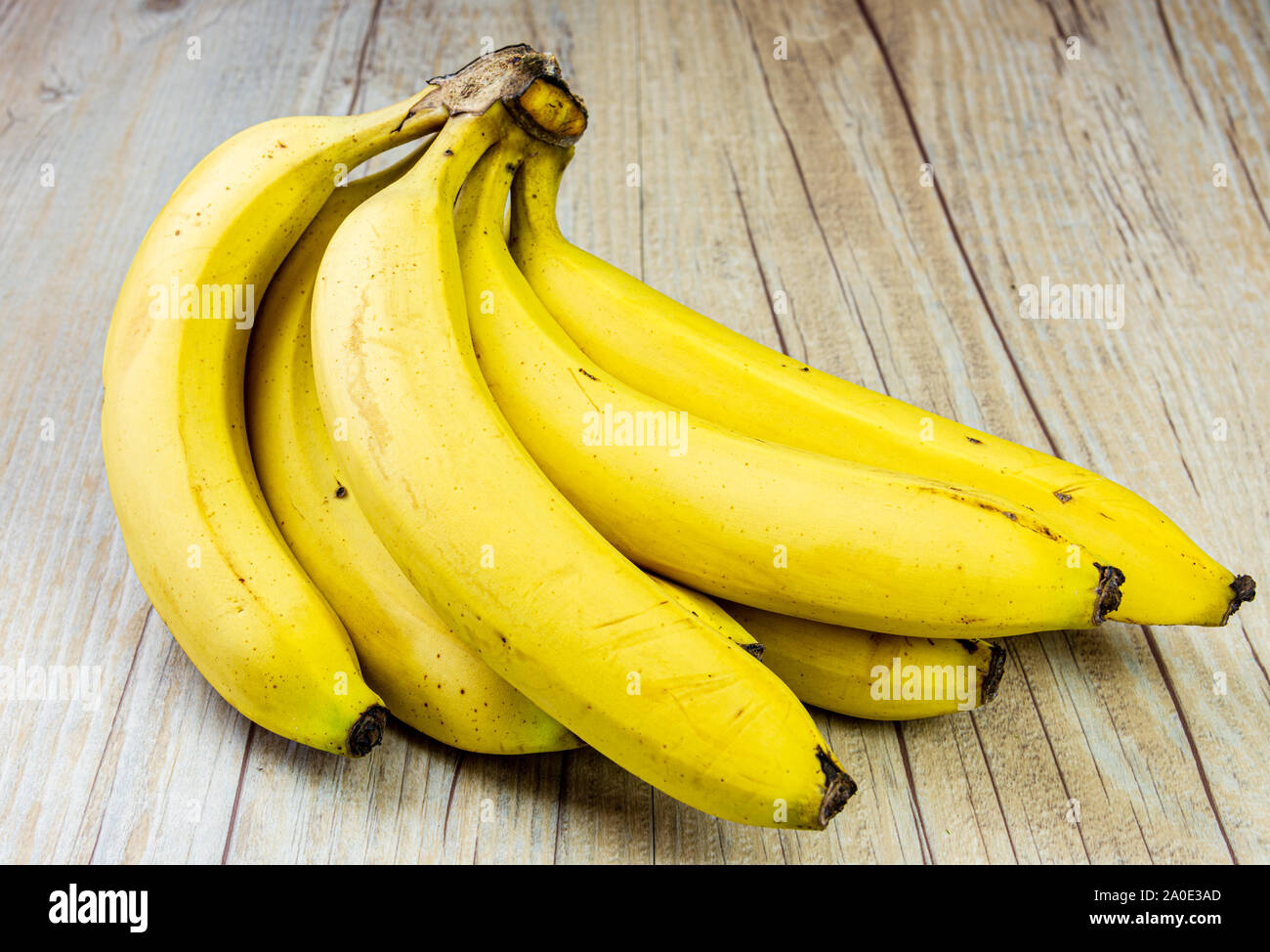 Un grappolo di banane con imperfezioni Foto Stock