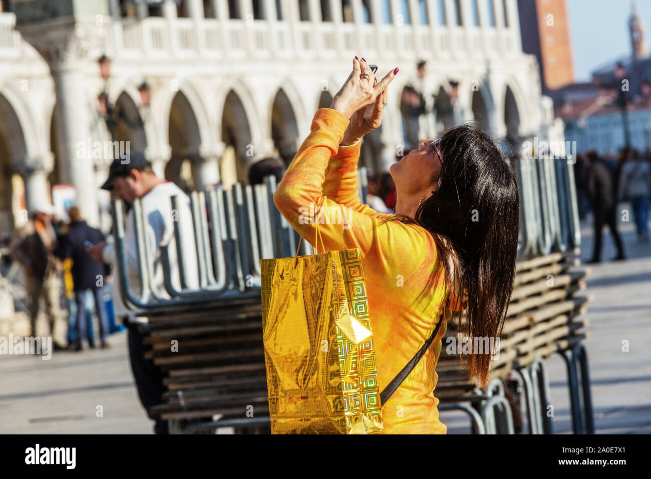 Venezia, Italia - MAR 18 - donna di scattare una foto in piazza san marco su Marte 18, 2015 a Venezia, Italia. Foto Stock