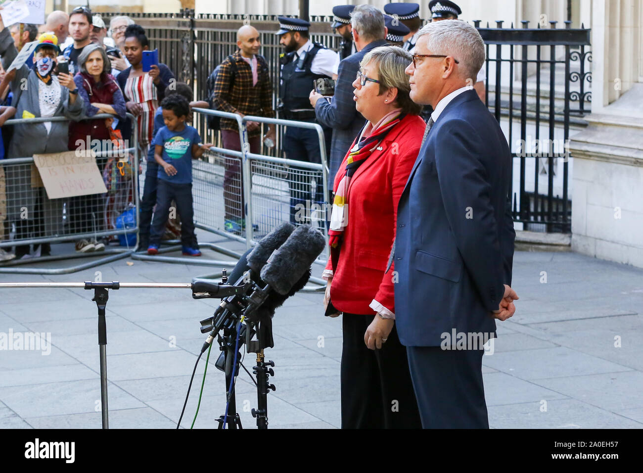 Londra, Regno Unito. Xix Sep, 2019. Joanna Cherry QC MP - SNP MP per Edimburgo Sud Ovest e Jolyon Maugham QC- avvocato e anti-Brexit diruttori, fare una dichiarazione ai media al di fuori del Regno Unito Corte Suprema a Londra il giorno finale della tre-giorni di appello oltre la rivendicazione che il Primo ministro britannico, Boris Johnson ha agito illegalmente nel consigliare la regina a prorogue il parlamento per cinque settimane al fine di evitare che i deputati provenienti da discutere la crisi Brexit. Credito: SOPA Immagini limitata/Alamy Live News Foto Stock