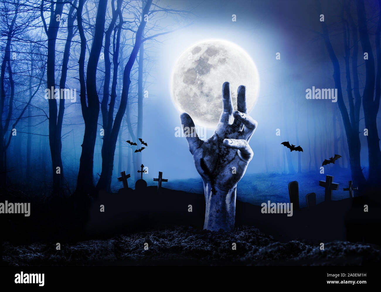 Mano zombie nella foresta scura, Halloween, luna piena Foto Stock