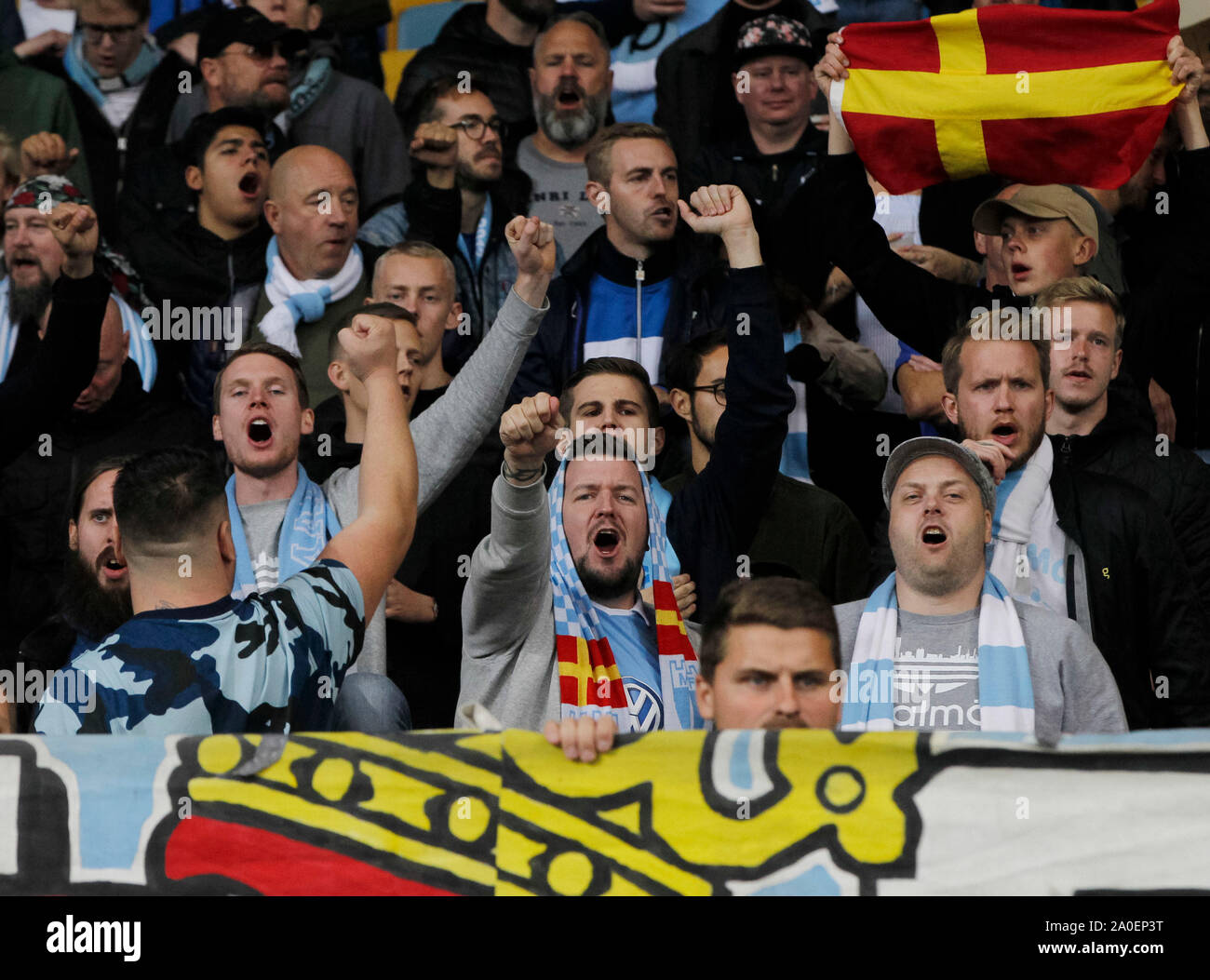 Kiev, Ucraina. Xix Sep, 2019. Gli appassionati di Malmo FF durante il 2019/2020 UEFA Europa League group stage football match day 1 gioco, tra Swedish Malmo FF e FC ucraino Dynamo Kyiv, all'NSC Olimpiyskiy Stadium. (Punteggio finale: Dynamo Kyiv 1-0 Malmo FF) Credito: SOPA Immagini limitata/Alamy Live News Foto Stock