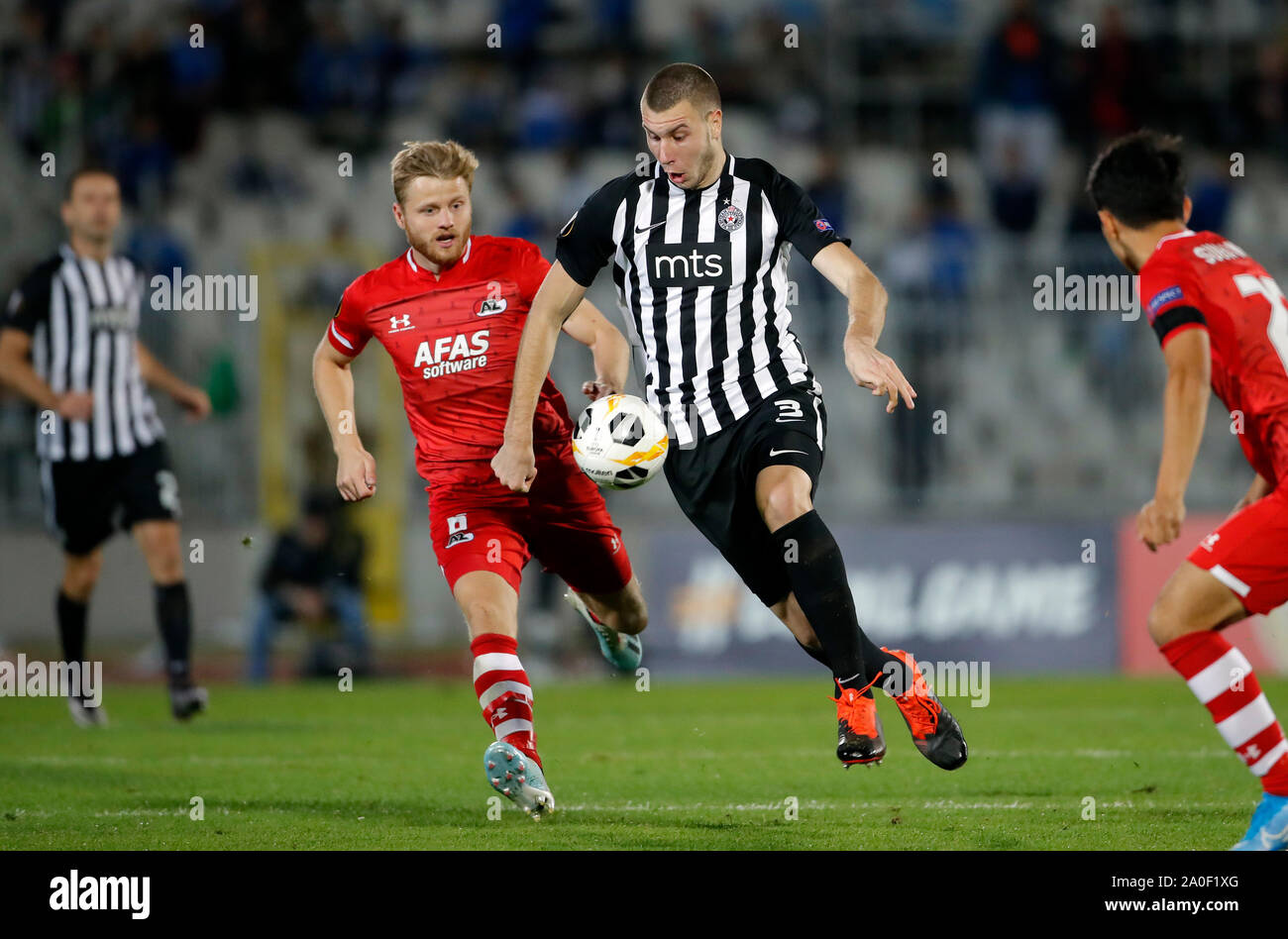 Belgrado. Xix Sep, 2019. Partizan's Strahinja Pavlovic (seconda R) vies con AZ Alkmaar's Fredrik Midtsjo durante una UEFA Europa League Gruppo l incontro di calcio tra Partizan e AZ Alkmaar a Belgrado in Serbia il 7 settembre 19, 2019. La partita si è conclusa con un pareggio per 2-2. Credito: Predrag Milosavljevic/Xinhua/Alamy Live News Foto Stock