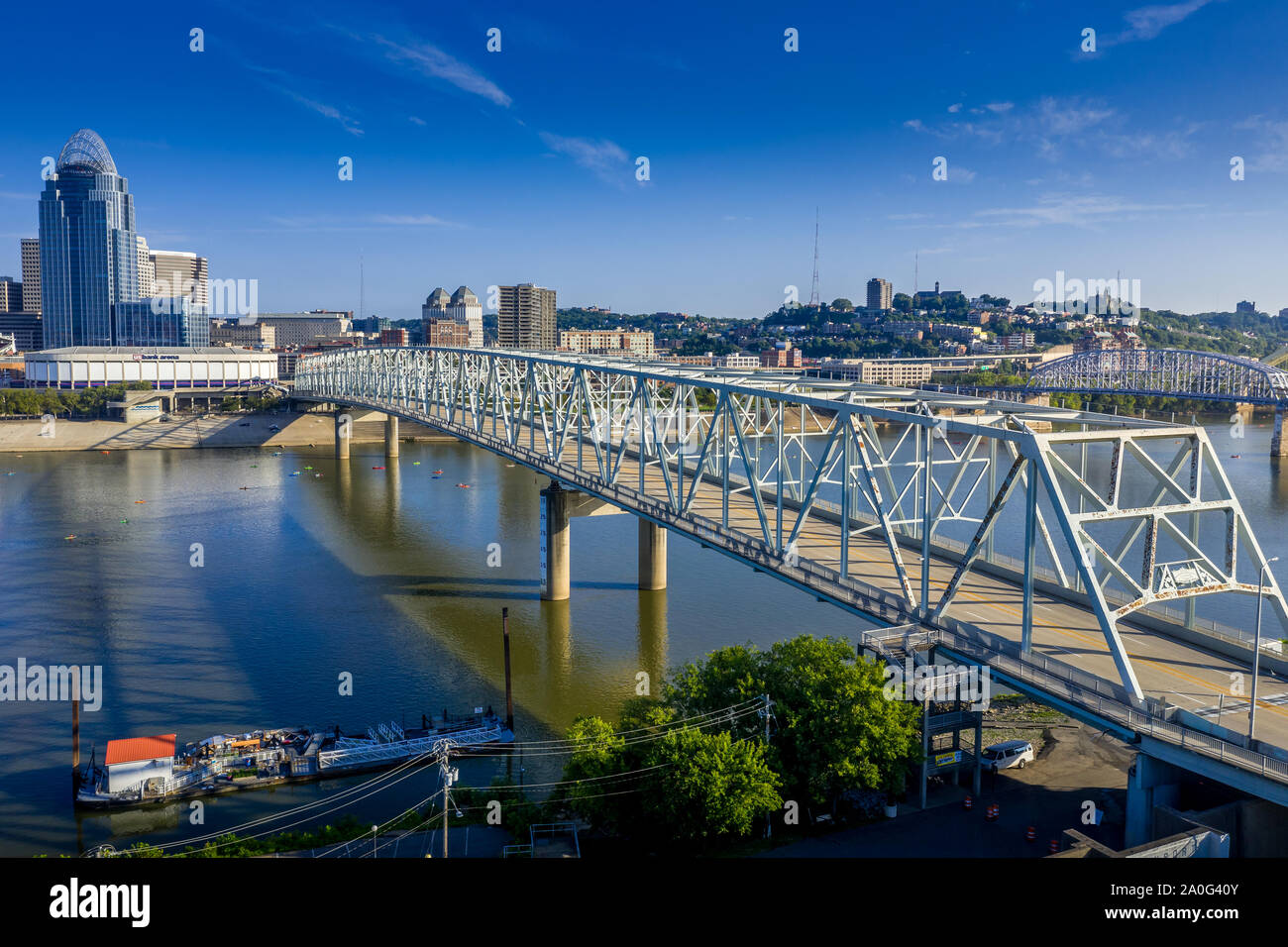 Vista di Cincinnati Downtown skyline con grattacieli da Covington e Newport Kentucky Foto Stock