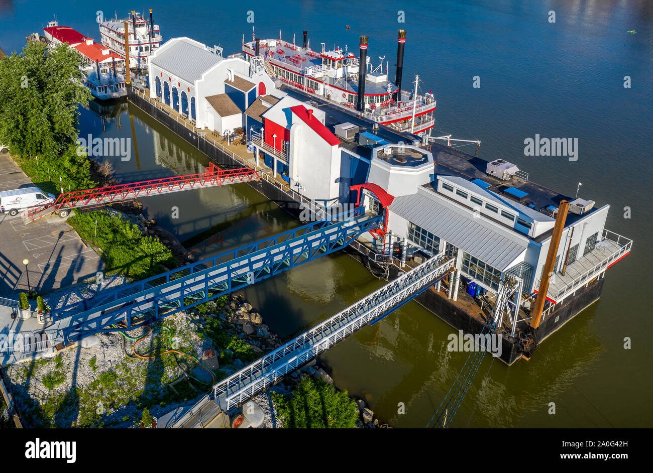 Vecchi piroscafi ancorato sul Fiume Ohio in Newport Kentucky tutta da Cincinnati Foto Stock