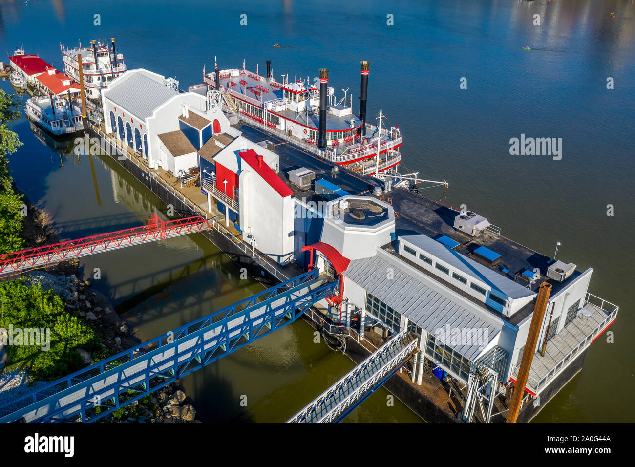 Vecchi piroscafi ancorato sul Fiume Ohio in Newport Kentucky tutta da Cincinnati Foto Stock