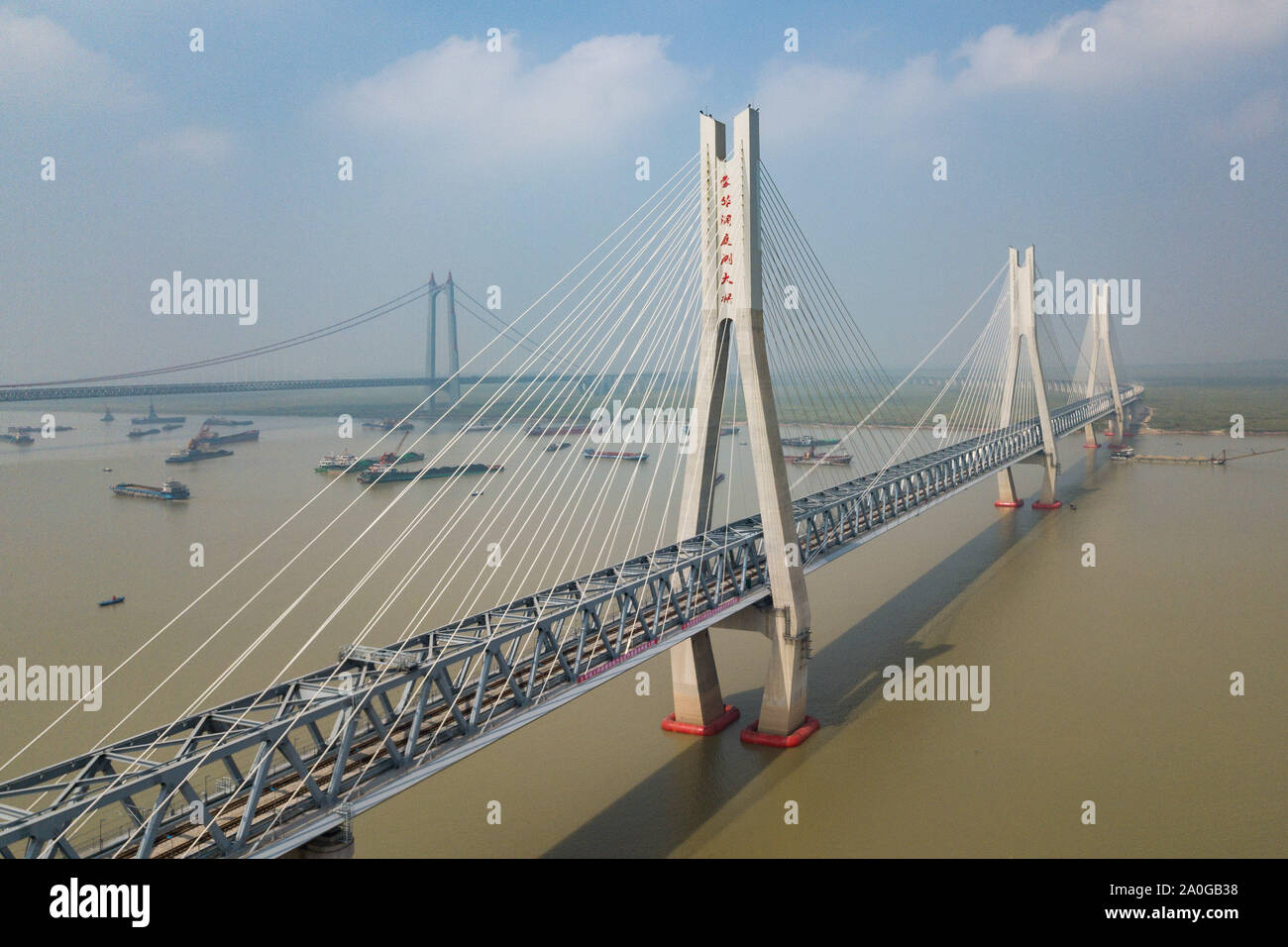 Changsha. Xix Sep, 2019. Foto aerea adottate il 7 settembre 19, 2019 mostra un nuovo ponte sul lago Dongting sulla ferrovia Haoji (originariamente denominato Menghua ferroviario) linea centrale nella provincia cinese di Hunan. Con una consegna annuale della capacità di 200 milioni di tonnellate, i 1,837 km di ferrovia che collegava il nord della Cina di Mongolia Interna Regione Autonoma e Cina orientale della provincia di Jiangxi è presto per essere la più lunga di pesante-caricati ferrovie in Cina quando completata nel mese di ottobre. Credito: Chen Sihan/Xinhua/Alamy Live News Foto Stock