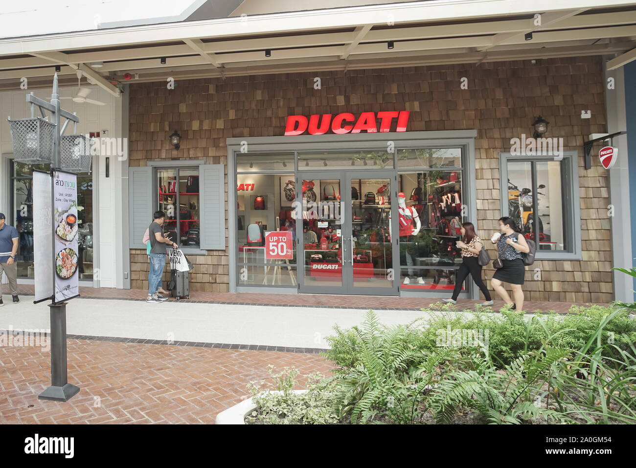 Samut Prakan, Tailandia - 06 Settembre 2019: accessori Ducati store nel nuovo centro commerciale chiamato Villaggio centrale. Foto Stock