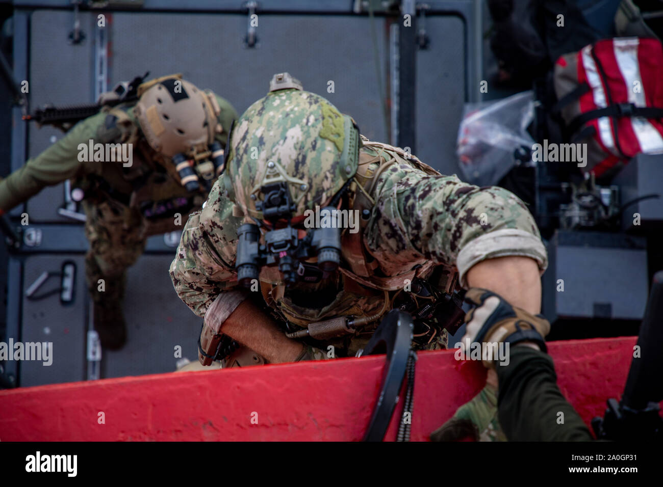 U.S Naval forze per le operazioni speciali assegnati al Naval Special Warfare gruppo due a bordo di una nave bersaglio durante l'esercizio nobile Rose Agosto 11, 2019 nel mar Mediterraneo. Navy SOF impegnare in un continuo ciclo di formazione per migliorare le competenze specialistiche necessarie per condurre missioni da mare, l aria e la terra. Nobile Rose è un bi-laterali di contrastare il terrorismo (CT) esercizio di allenamento per migliorare la capacità, funzionalità e interoperabilità tra gli Stati Uniti e le forze israeliane. (U.S. Esercito foto di Sgt. Giuseppina Carlson) Foto Stock