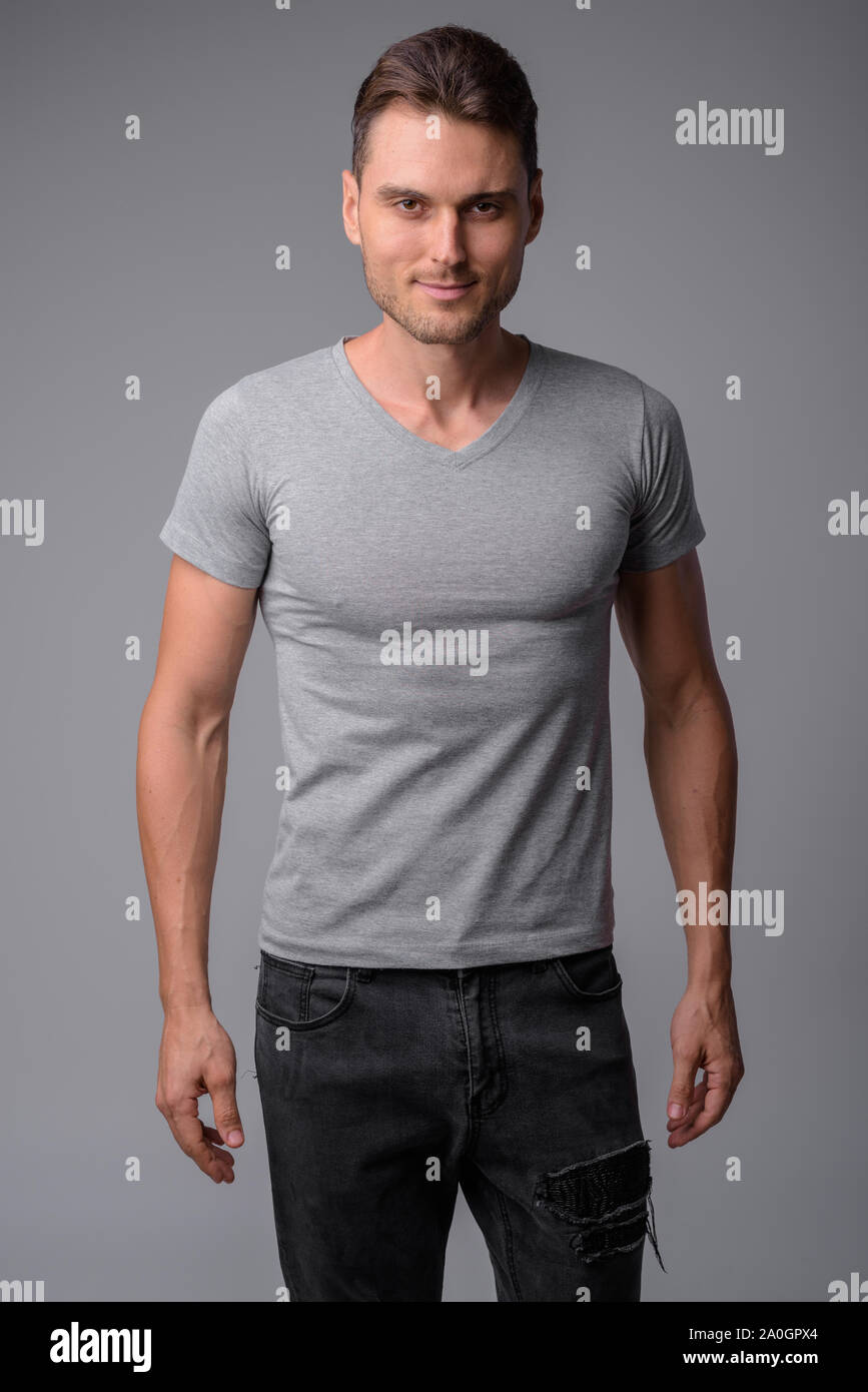 Studio shot di uomo bello con abbigliamento casual Foto Stock