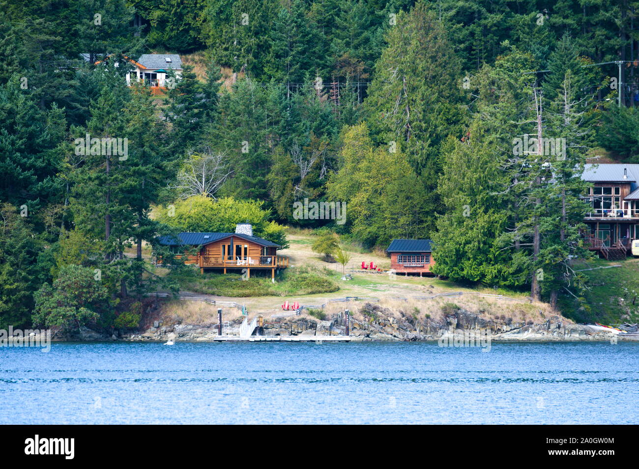 Case sul lungomare di Otter Bay a North Pender Island, British Columbia, Canada Foto Stock
