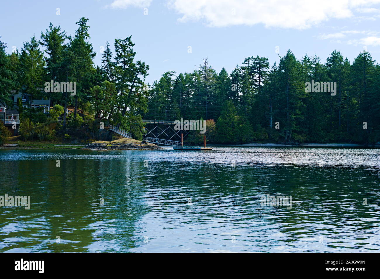Il ponte a corsia singola tra le isole Pender Nord e Sud, British Columbia, Canada Foto Stock