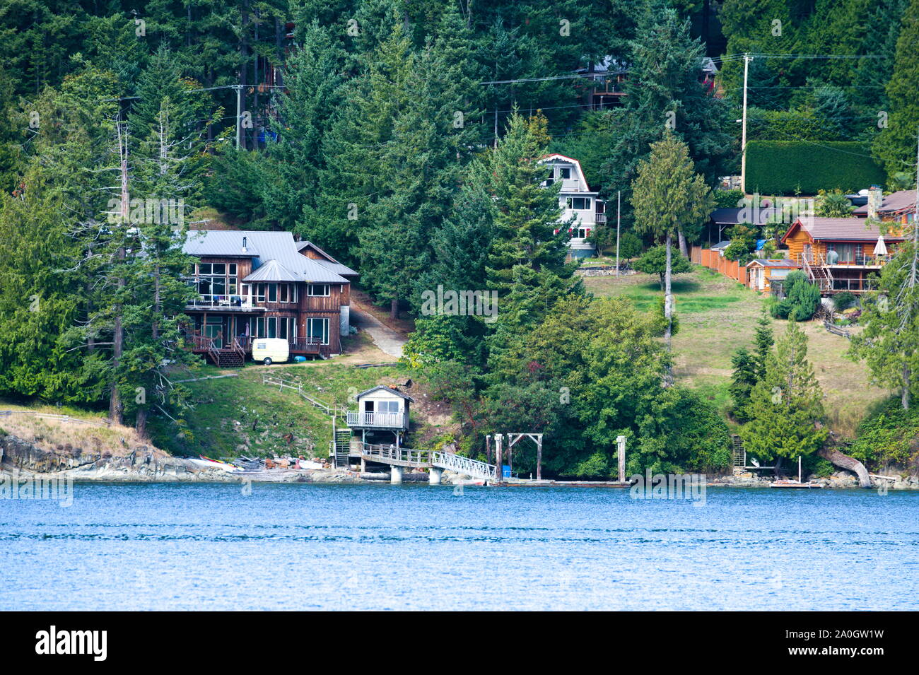 Case sul lungomare di Otter Bay a North Pender Island, British Columbia, Canada Foto Stock