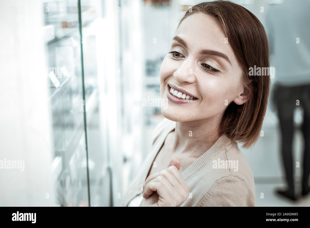 Un sorridente coniuge di decidere di comprare extra di vitamine mentre suo marito al momento del checkout. Foto Stock