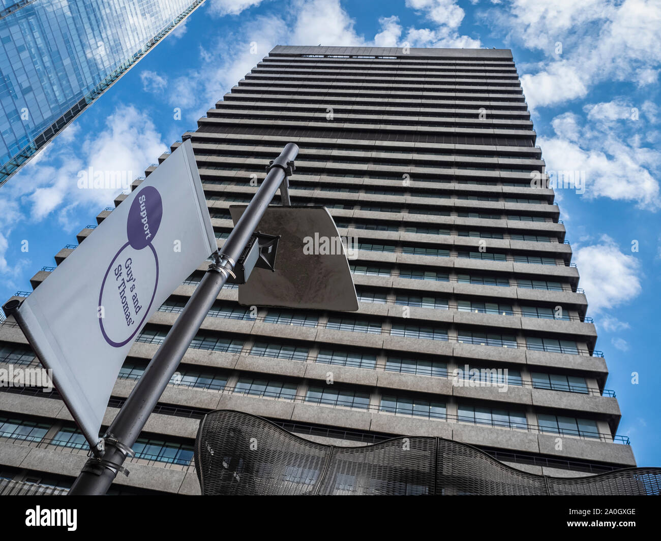 LONDRA, Regno Unito - 17 AGOSTO 2018: SOUTHWARK, LONDRA: Cartello all'esterno del Guy's Hospital Building per Guy's e St Thomas' NHS Foundation Trust a Southwark Foto Stock