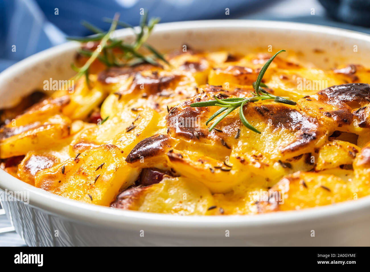 Patate arrosto in una teglia easten tradizionale cibo europeo intitolato come patata francia Foto Stock