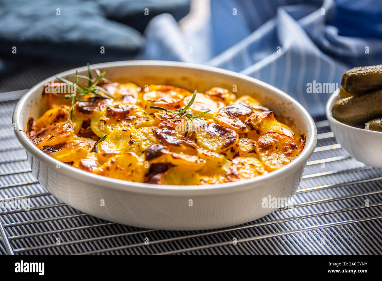 Patate arrosto in una teglia easten tradizionale cibo europeo intitolato come patata francia Foto Stock