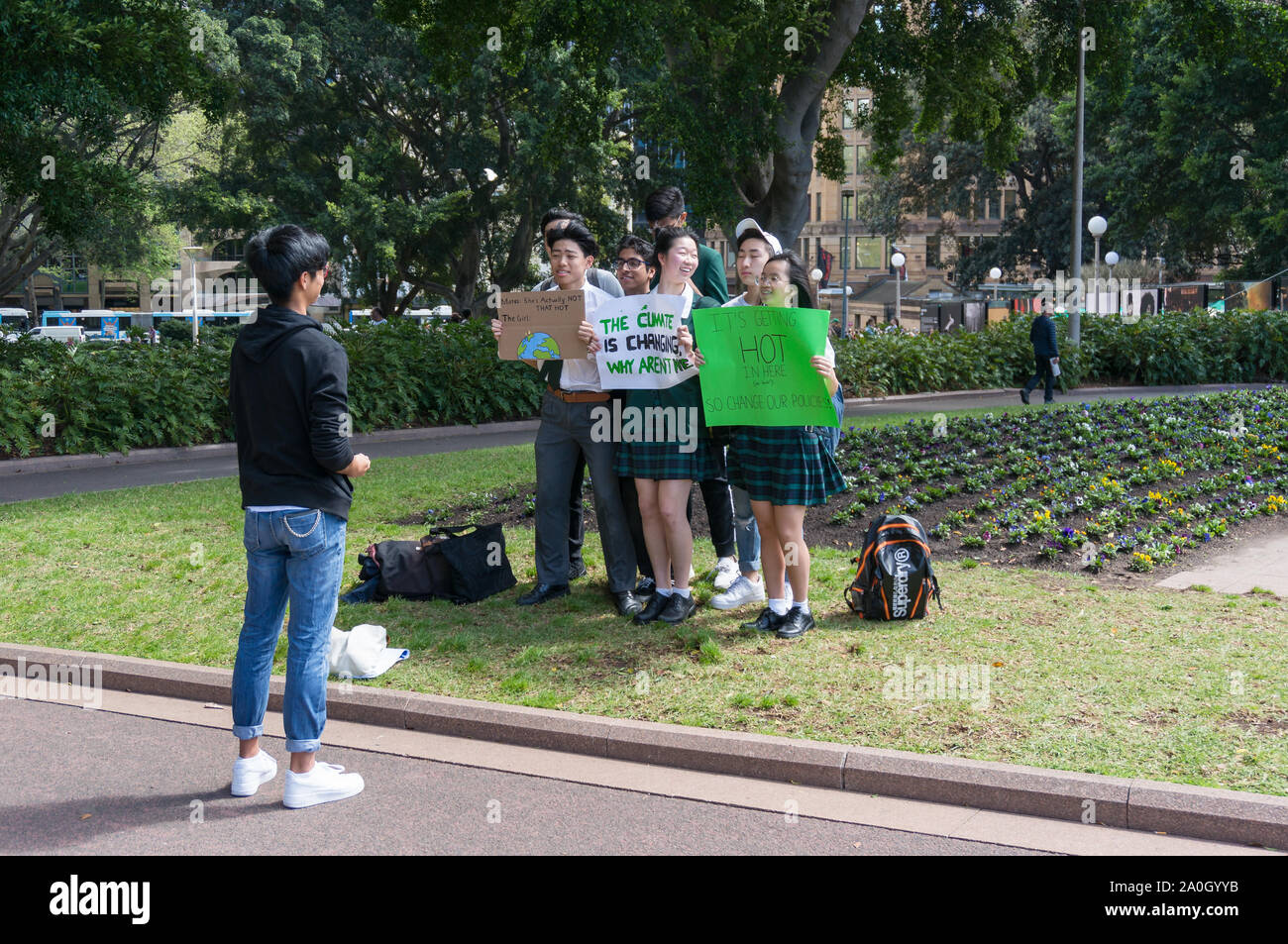 Sydney, Australia - 20 Settembre 2019: Strike per il cambiamento climatico in Sydney. I bambini della scuola di scattare le foto sul cambiamento climatico sciopero Foto Stock