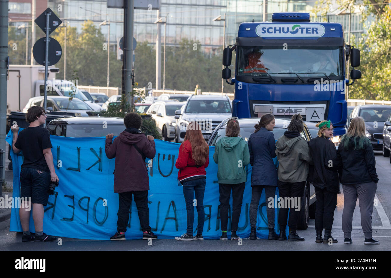 Il 20 settembre 2019, Assia, Frankfurt/Main: dimostranti di vari gruppi di azione di bloccare il traffico su Baseler Platz. I dimostranti seguire la chiamata del movimento il venerdì per il futuro e vogliono lottare per di più la protezione del clima. Essi vogliono supportare le chiamate per gli scioperi e manifestazioni di protesta in tutto il mondo. Foto: Boris Roessler/dpa Foto Stock