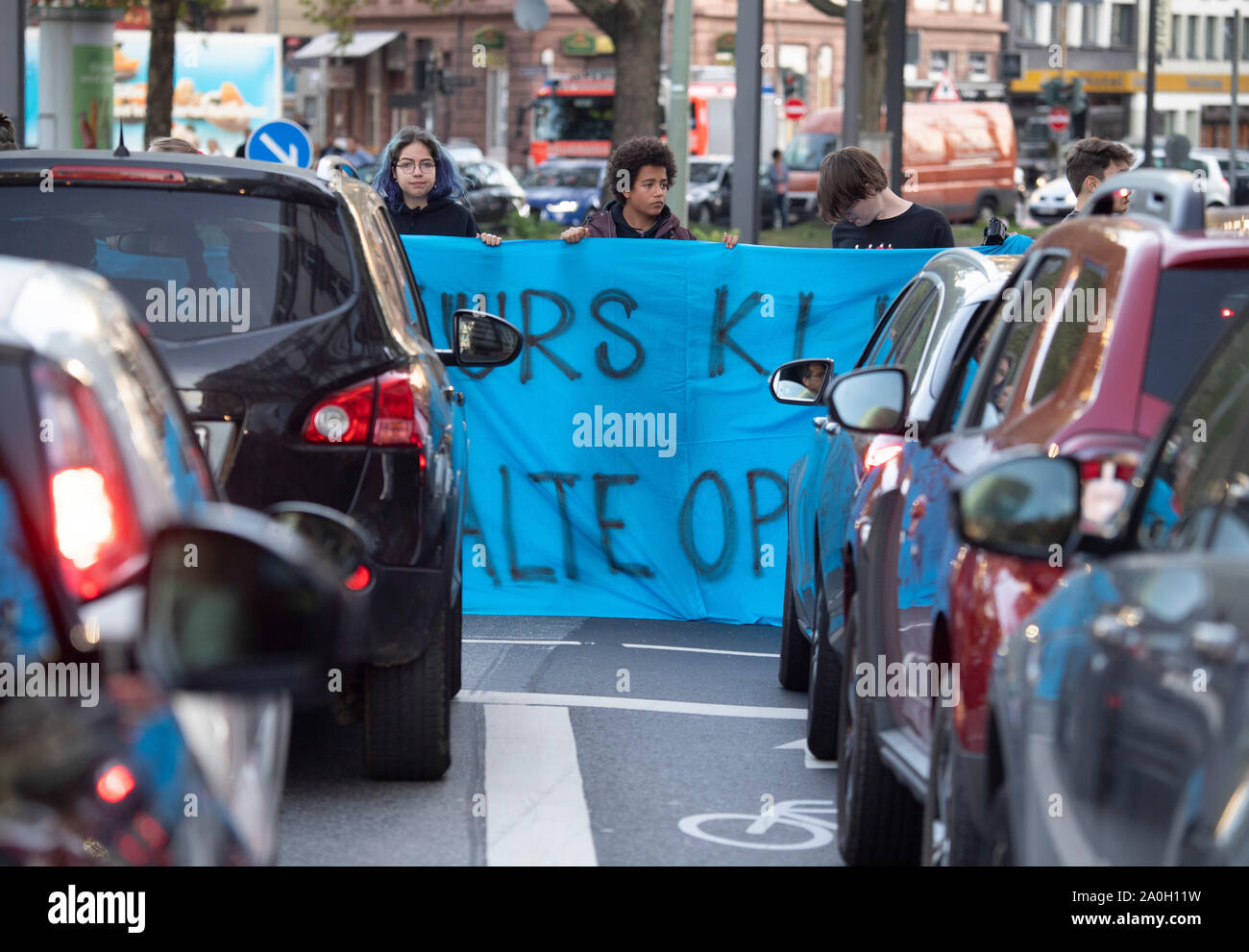 Il 20 settembre 2019, Assia, Frankfurt/Main: dimostranti di vari gruppi di azione di bloccare il traffico su Baseler Platz. I dimostranti seguire la chiamata del movimento il venerdì per il futuro e vogliono lottare per di più la protezione del clima. Essi vogliono supportare le chiamate per gli scioperi e manifestazioni di protesta in tutto il mondo. Foto: Boris Roessler/dpa Foto Stock