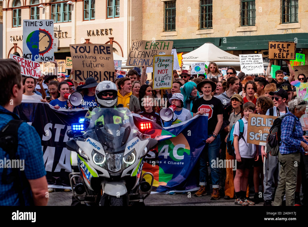 Oltre ventimila persone, i genitori e i bambini si è rivelata per le scuole in sciopero del clima al di fuori del Parlamento a Hobart, in Tasmania Venerdì 20 Settembre Foto Stock