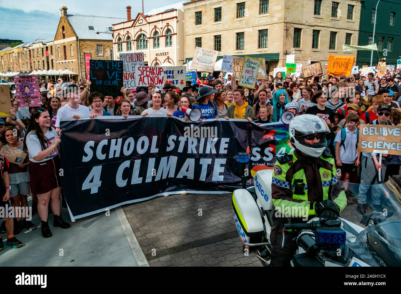 Oltre ventimila persone, i genitori e i bambini si è rivelata per le scuole in sciopero del clima al di fuori del Parlamento a Hobart, in Tasmania Venerdì 20 Settembre Foto Stock