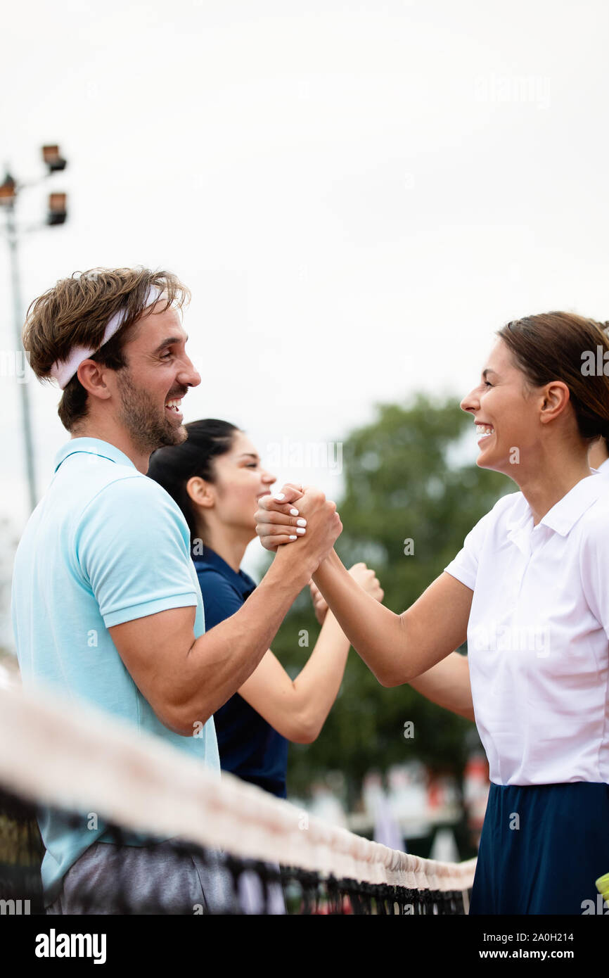 Un gruppo di giocatori di tennis lo handshaking dopo aver giocato una partita di tennis. Fairplay, sport concept. Foto Stock