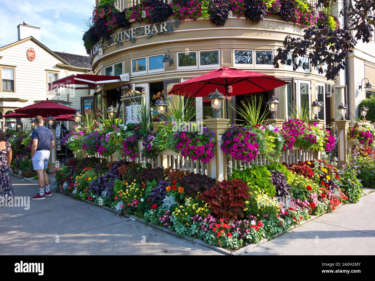 Niagara-On-The-Lake, Ontario, Canada. Shaw Cafe & Wine Bar con tanti fiori colorati intorno al suo patio. Foto Stock