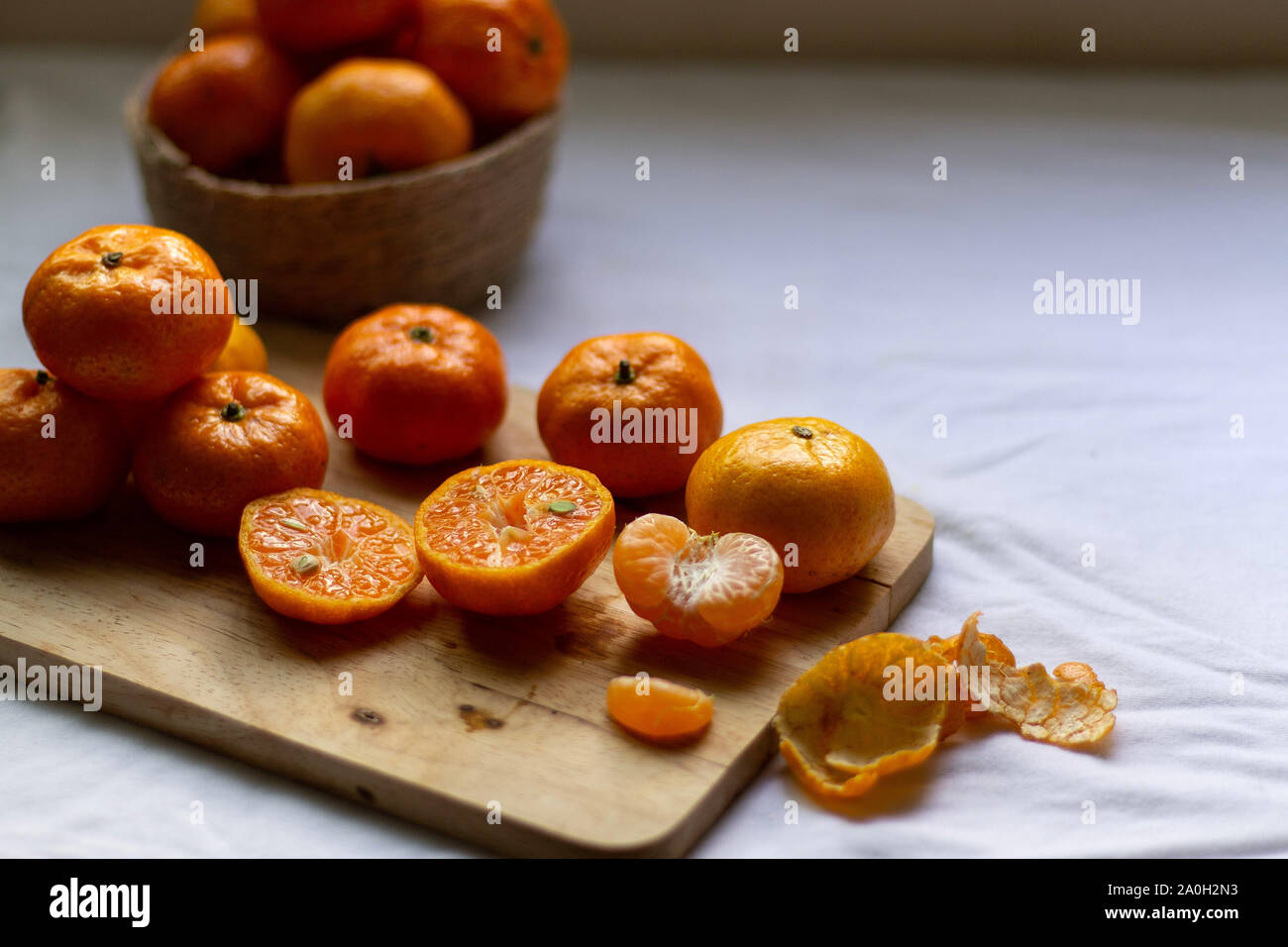 Foto di vita morta di arance clementine fresche per mostrare il concetto di salute, nutrizione, vita pulita e stile di vita sano Foto Stock