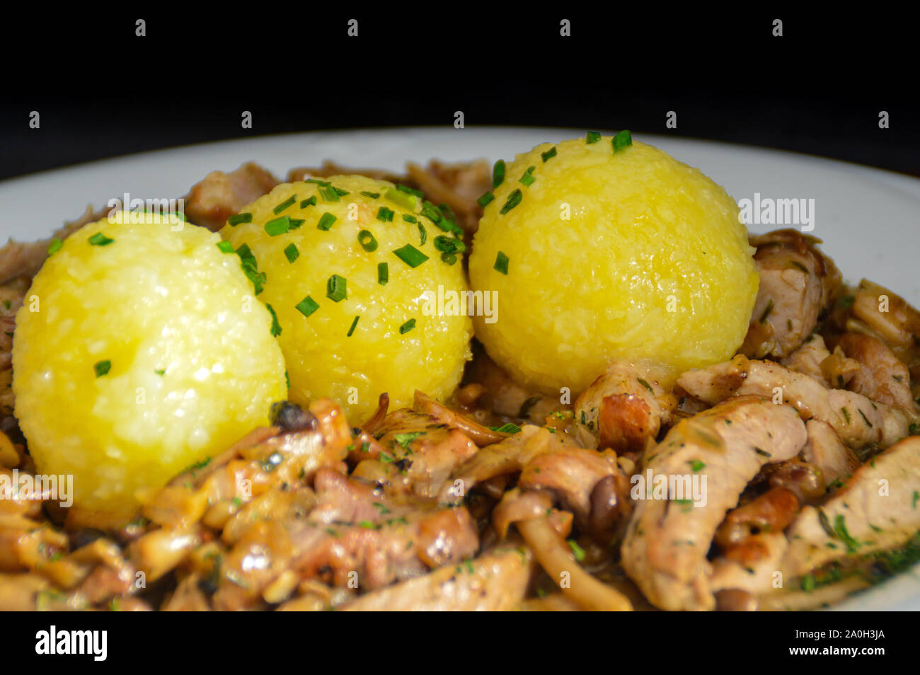 Gnocchi di patate tedeschi (Kartoffelkloesse), piatto tradizionale più popolare della Germania meridionale Foto Stock