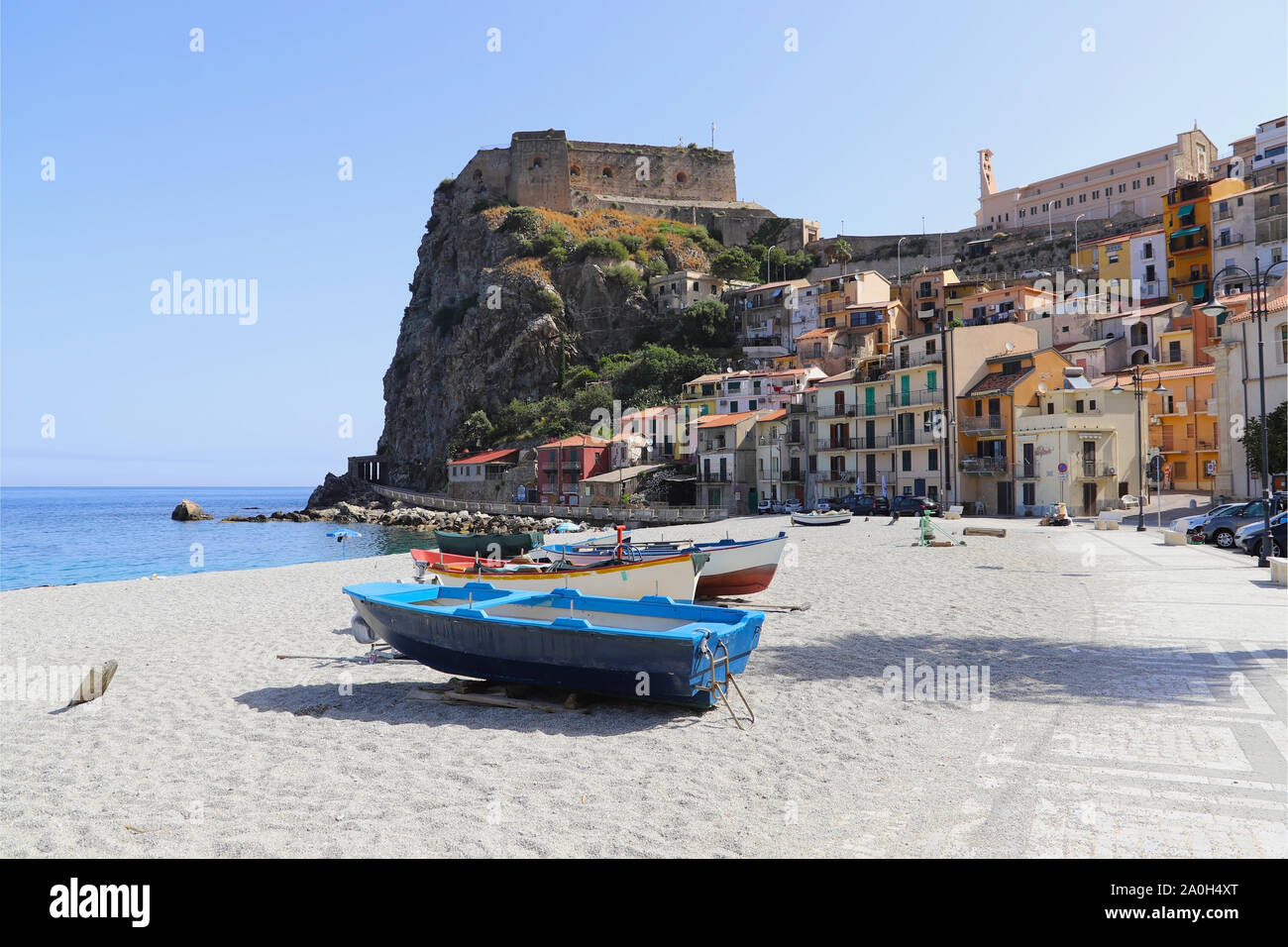 Una vista panoramica della spiaggia e il Castello Ruffo - un'antica fortezza di Scilla, Italia Foto Stock