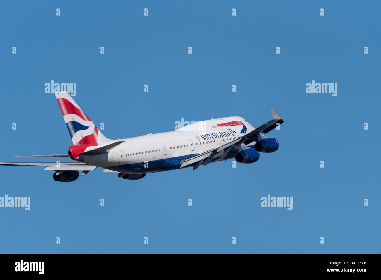British Airways Boeing 747 Jumbo aereo di linea G-CIVO decolla dall'aeroporto di Londra Heathrow, Londra, Regno Unito in cielo blu Foto Stock