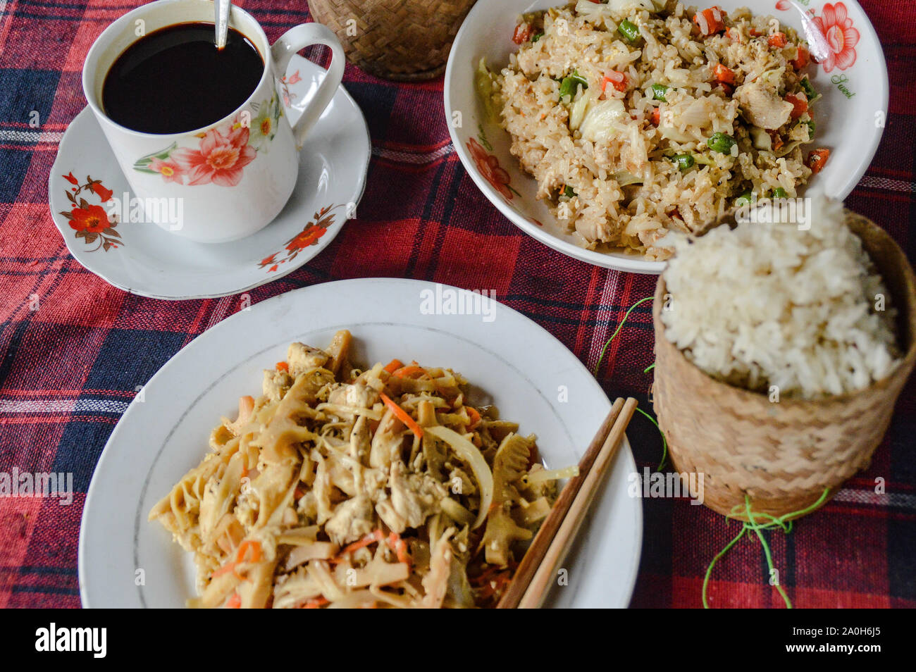 Organico fresche verdure locali venduti nel famoso Luang Prabang mercato mattutino in Laos Foto Stock