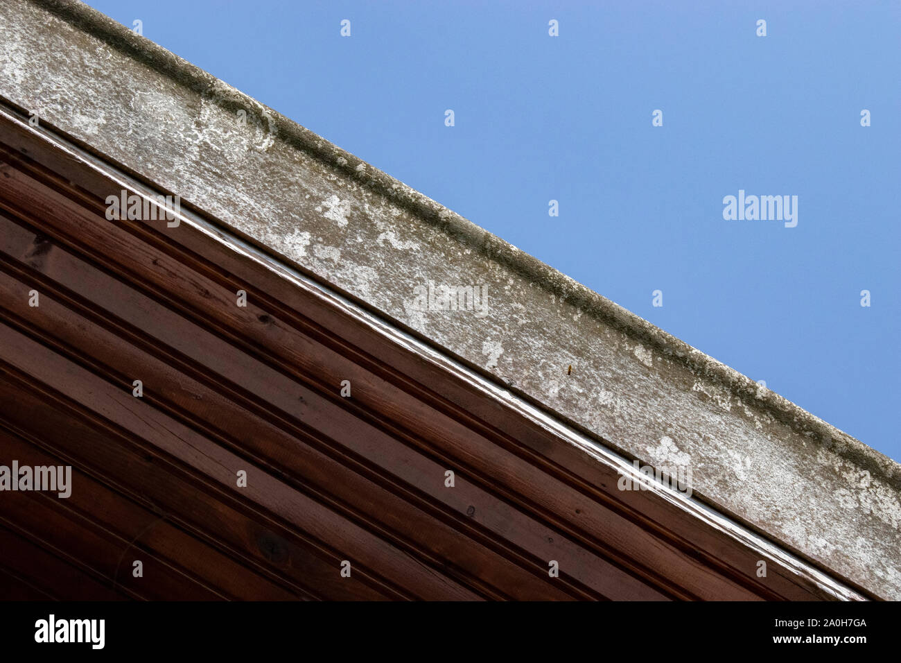 Tetto in calcestruzzo, sotto legno, cielo sopra Foto Stock